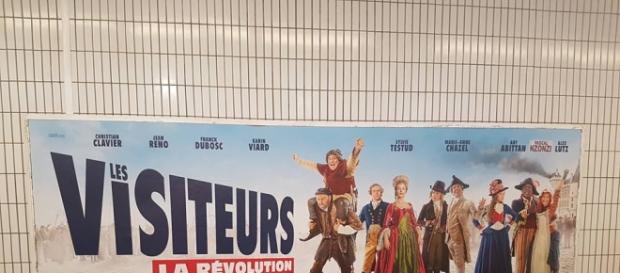 Dans le métro, le nom de l'acteur oublié est rajouté à la main par les badauds. Dans le métro, le nom de l'acteur oublié est rajouté à la main par les badauds.