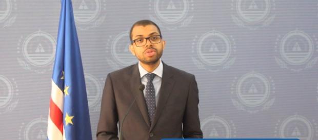 Démis Lobo Almeida, ministro da Presidência do Conselho de Ministros de Cabo Verde. Démis Lobo Almeida, ministro da Presidência do Conselho de Ministros de Cabo Verde.