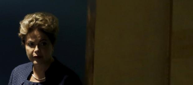 Dilma está encurralada e luta contra o impeachment Dilma está encurralada e luta contra o impeachment