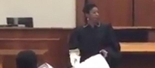 il giudice Verda Colvin mentre mostra il sacco per cadaveri ai ragazzi il giudice Verda Colvin mentre mostra il sacco per cadaveri ai ragazzi