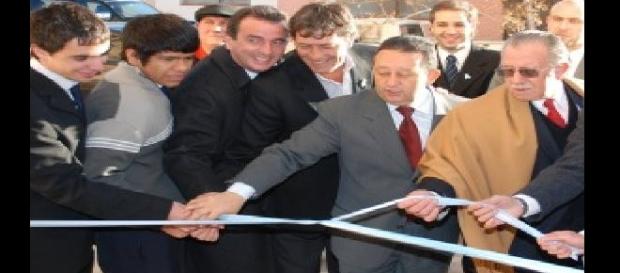 l centro y protegido con un poncho, rodeado de Jaque y Alfredo Cornejo el Ing. Bendini inaugura un sector nuevo de la institución l centro y protegido con un poncho, rodeado de Jaque y Alfredo Cornejo el Ing. Bendini inaugura un sector nuevo de la institución