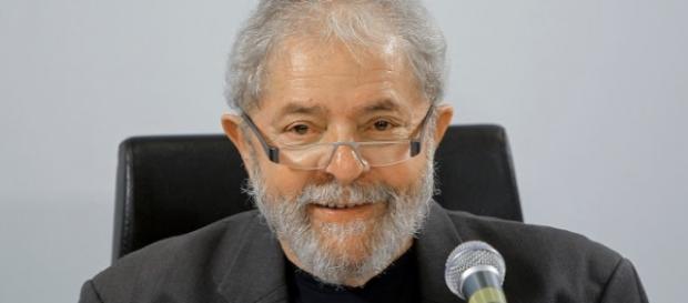 Lula é suspeito de tráfico de influência em favor da Braskem Lula é suspeito de tráfico de influência em favor da Braskem