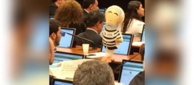 Pixuleco está presente na comssão do impeachment Pixuleco está presente na comssão do impeachment