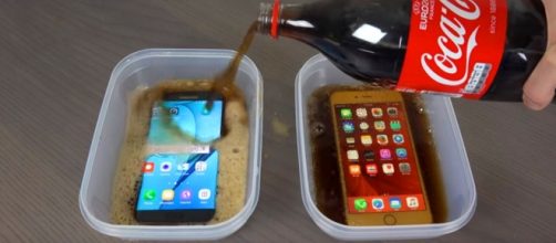 Galaxy S7 Edge e iPhone 6S Plus nel test Coca Cola