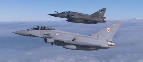 Un Eurofighter Typhoon dell Royal Air Force (RAF) britannica in volo con un Mirage francese