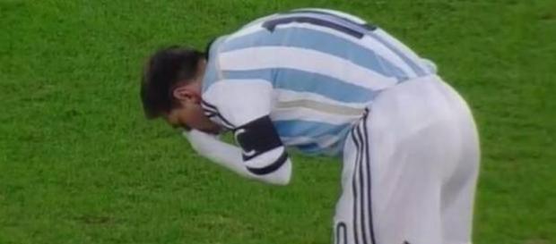 Leo Messi tosiendo por su enfermedad. Leo Messi tosiendo por su enfermedad.