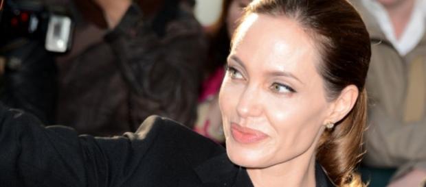 Não é a primeira vez que Angelina e Brad são vítimas de histórias falsas criadas pelos tablóides Não é a primeira vez que Angelina e Brad são vítimas de histórias falsas criadas pelos tablóides