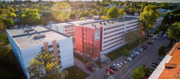 Privire aeriană a unei părți din campusul studențesc Privire aeriană a unei părți din campusul studențesc