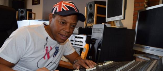 Ricky mischt seine Single im Tonstudio ab Ricky mischt seine Single im Tonstudio ab