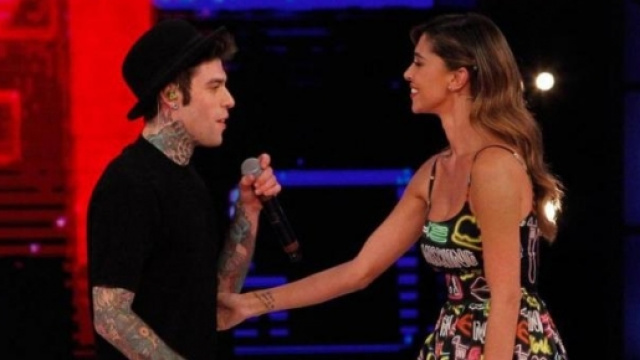 Fedez, lite fuori dal ristorante con il fratello di Belen?