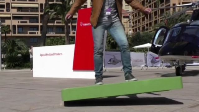 Lo "skateboard" volante durante un test