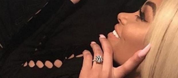 C'est sur Instagram que Blac Chyna a dévoilé sa bague de fiançailles. C'est sur Instagram que Blac Chyna a dévoilé sa bague de fiançailles.