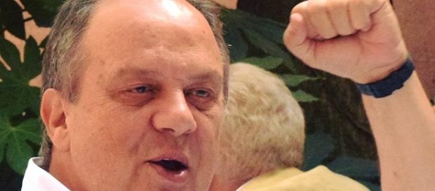 João Soares recorreu ao Facebook para reagir a críticas João Soares recorreu ao Facebook para reagir a críticas