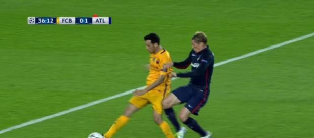 La jugada entre Busquets y Torres que acabó con el segundo expulsado. La jugada entre Busquets y Torres que acabó con el segundo expulsado.