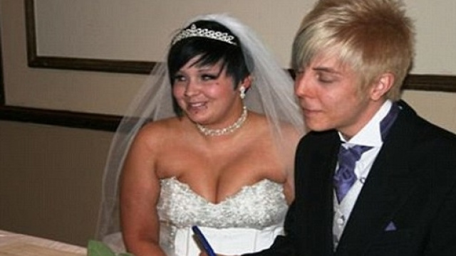 Jazmin e Jason Cullen al loro matrimonio. Jazmin sta ancora cercando di cancellare quel momento