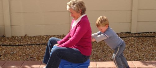 Anziani e bambini insieme in una casa di cura: uno scambio reciproco