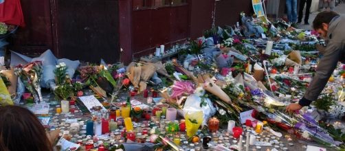 Fiori per ricordare i morti delle stragi di Parigi