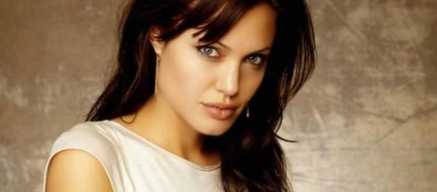 Angelina Jolie diz que pretende se aposentar após a adaptação de Cleópatra. Angelina Jolie diz que pretende se aposentar após a adaptação de Cleópatra.