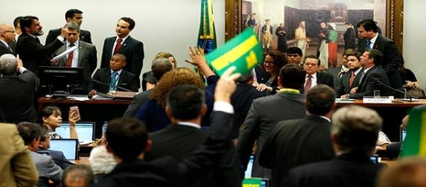 Confusão na comissão do impeachment Confusão na comissão do impeachment