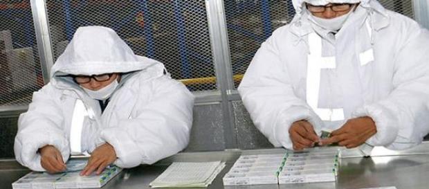 Especialistas do laboratório inspecionando a vacina contra a dengue. Especialistas do laboratório inspecionando a vacina contra a dengue.