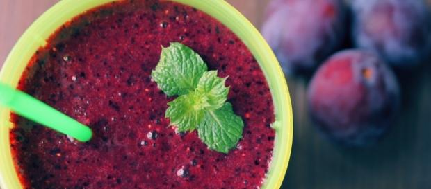 Un smoothie de frutas y unas uvas Un smoothie de frutas y unas uvas