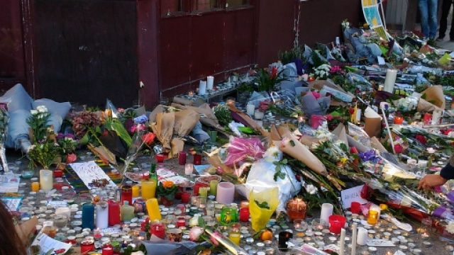 Fiori per ricordare i morti delle stragi di Parigi