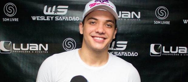 A publicação foi apenas uma brincadeira e o cantor está bem A publicação foi apenas uma brincadeira e o cantor está bem