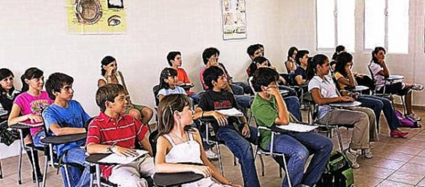alumnos y alumnas escuchando al profesor alumnos y alumnas escuchando al profesor