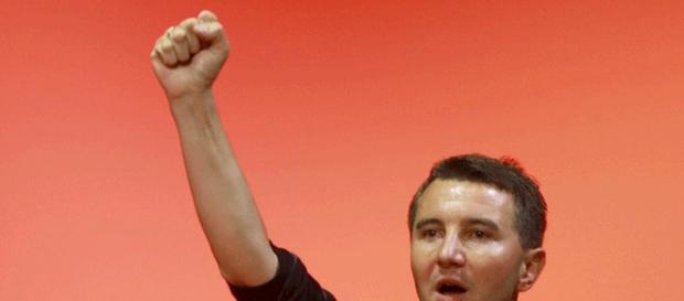 Il est beau, il est sympa, il vous plaît mais il est communiste ! Il est beau, il est sympa, il vous plaît mais il est communiste !