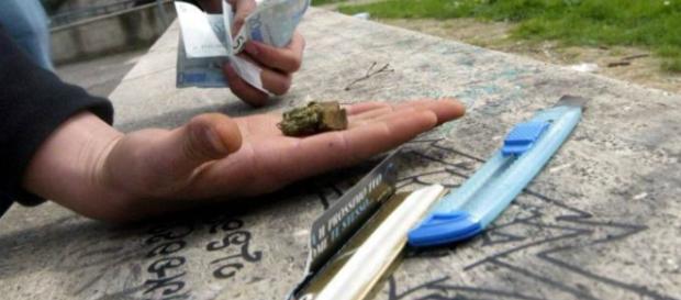 Immagine esempio di spaccio droga Immagine esempio di spaccio droga