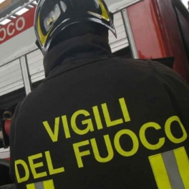 Reggio Calabria, automobile parcheggiata sul Lungomare si incendia