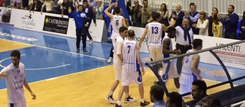 I giocatori della Fortitudo festeggiano con il presidente Moncada