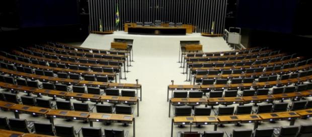 Antes vazio que cheio de corruptos, esta é a vontade geral Antes vazio que cheio de corruptos, esta é a vontade geral