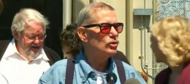 Keith Allen Harward, condamnat pe nedrept, face declarații la ieșirea din închisoare Keith Allen Harward, condamnat pe nedrept, face declarații la ieșirea din închisoare