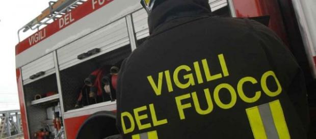 Reggio Calabria, automobile parcheggiata sul Lungomare si incendia Reggio Calabria, automobile parcheggiata sul Lungomare si incendia