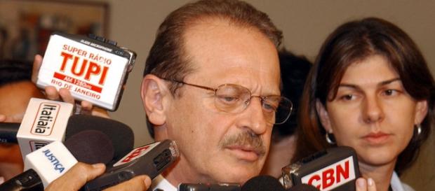 Tarso Genro admite reunião sobre desfiliação de deputados petistas, mas alerta que foco, no momento, é defender Dilma Tarso Genro admite reunião sobre desfiliação de deputados petistas, mas alerta que foco, no momento, é defender Dilma