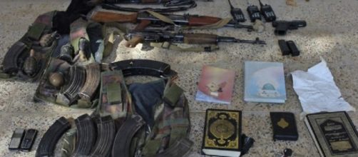 Armi e testi sacri rinvenute in un covo di jihadisti