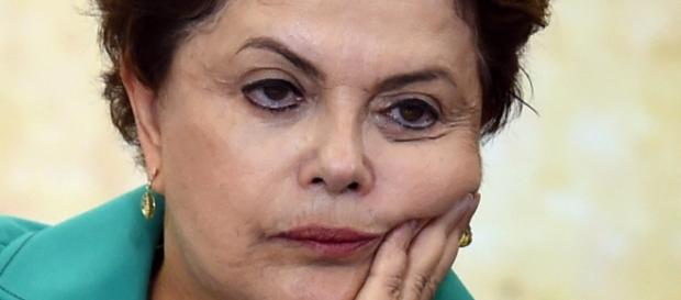 Dilma Rousseff aparentando desânimo com sua situação. Dilma Rousseff aparentando desânimo com sua situação.