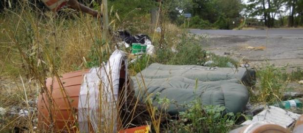 Discarica in via della tenuta del cavaliere a Lunghezza. Discarica in via della tenuta del cavaliere a Lunghezza.