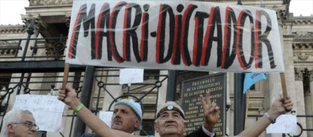 El Presidente desaira a los trabajadores, quiere más despidos y salen a la luz más firmas en paraísos fiscales El Presidente desaira a los trabajadores, quiere más despidos y salen a la luz más firmas en paraísos fiscales