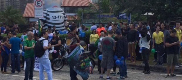 Manifestantes fazem ato de apoio a Bolsonaro Manifestantes fazem ato de apoio a Bolsonaro