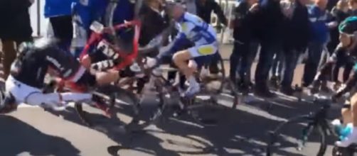 La caduta di Fabio Felline prima del via dell'Amstel Gold Race