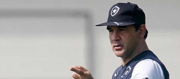 Após receber proposta do Cruzeiro, treinador decidiu ficar no Botafogo Após receber proposta do Cruzeiro, treinador decidiu ficar no Botafogo