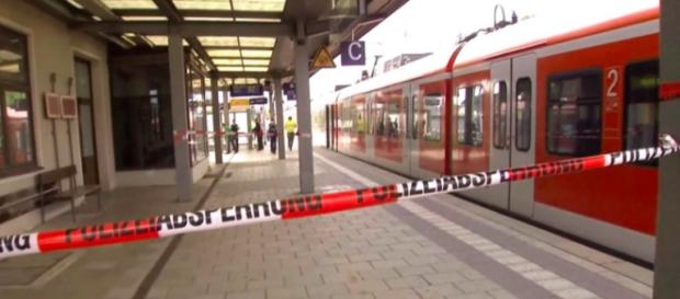 Attimi di terrore a Grafing dove un uomo armato di coltello attacca i passanti. Attimi di terrore a Grafing dove un uomo armato di coltello attacca i passanti.