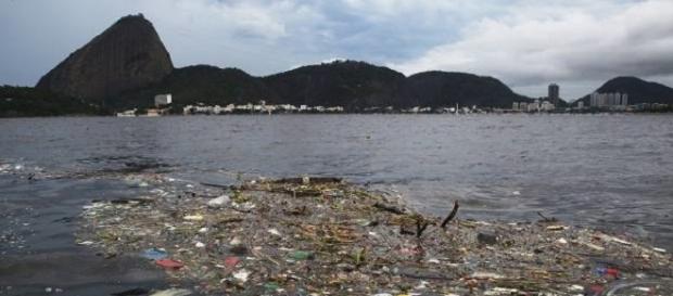 Baía de Guanabara e seus detritos (Crédito: Divulgação/NasManhas) Baía de Guanabara e seus detritos (Crédito: Divulgação/NasManhas)