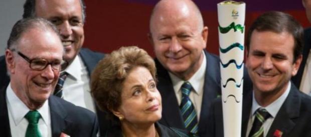 Dilma segura a Tocha Olímpica (Fonte: Wikipedia) Dilma segura a Tocha Olímpica (Fonte: Wikipedia)