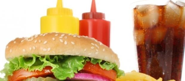 Esses alimentos fazem mal para a saúde gerando risco de câncer entre outras doenças Esses alimentos fazem mal para a saúde gerando risco de câncer entre outras doenças