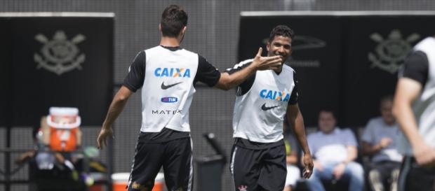 Felipe compõe a zaga corintiana ao lado de Yago Felipe compõe a zaga corintiana ao lado de Yago