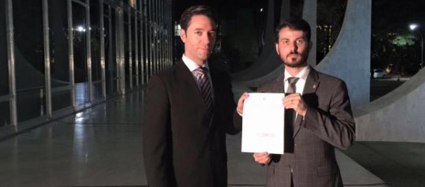 Foto: Divulgação Marcelo Aro - Deputado com o advogado após protocolar pedidos Foto: Divulgação Marcelo Aro - Deputado com o advogado após protocolar pedidos