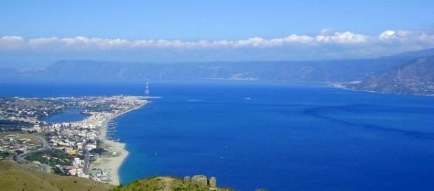 Fotografia dello Stretto di Messina. Fotografia dello Stretto di Messina.
